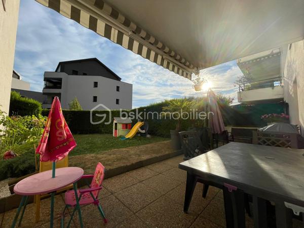 Vous recherchez un appartement où vous pourrez profiter d'un véritable extérieur sans les contraintes d'une maison ?

En exclusivité, découvrez ce superbe T3 au RDC de 68 m², situé dans une résidence récente de 2009, offrant un cadre de vie privilégié avec terrasse couverte de 17 m², jardin privatif de 101 m² et garage fermé en sous-sol

Dès l'entrée, vous serez séduit par une belle pièce de vie lumineuse ouverte sur une cuisine contemporaine entièrement équipée. Les grandes baies vitrées prolongent naturellement le séjour vers la terrasse puis le jardin, créant un véritable espace de vie intérieur/extérieur.

La partie nuit se compose de :
- deux chambres confortables,
- une salle de bains,
- un WC indépendant,
- un dégagement avec de nombreux rangements.

À l'extérieur, profitez d'un jardin entièrement clos, idéal pour les enfants, les repas en famille ou simplement pour se détendre en toute tranquillité.

Les + du bien:
- Résidence récente (2009)
- Climatisation réversible
- Cuisine équipée moderne
- Grande terrasse couverte (17 m²)
- Jardin privatif de 101 m²
- Garage fermé sécurisé
- Faibles charges de copropriété (environ 1 200 €/an)
- Quartier calme et recherché
- Proche commerces, écoles et axes routiers

Un bien rare sur le secteur, offrant le confort d'un appartement avec les avantages d'une maison.

Disponibilité : mi-novembre 2026 (à préciser)

À propos de la copropriété:
- Aucune procédure en cours.
- Copropriété composée de 198 lots.
- Montant prévisionnel des charges annuelles : 1 200 €.

Performance énergétique:
DPE : en cours de réalisation. À titre indicatif, le précédent diagnostic classait le bien en classe C pour la consommation énergétique et en classe D pour les émissions de gaz à effet de serre. Le nouveau DPE sera communiqué dès sa réalisation.

Prix de vente : 275 000 €
Les honoraires d'agence sont à la charge du vendeur.

Les informations sur les risques auxquels ce bien est exposé sont disponibles sur le site Géorisques : www.georisques.gouv.fr.

Annonce présentée par Valentin KOMASA, agent commercial indépendant immatriculé au RSAC de Chambéry sous le n° 995 348 471, agissant pour le compte de BSK Immobilier.