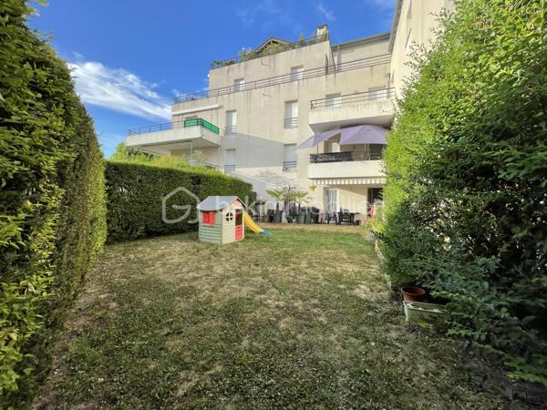 Vous recherchez un appartement où vous pourrez profiter d'un véritable extérieur sans les contraintes d'une maison ?

En exclusivité, découvrez ce superbe T3 au RDC de 68 m², situé dans une résidence récente de 2009, offrant un cadre de vie privilégié avec terrasse couverte de 17 m², jardin privatif de 101 m² et garage fermé en sous-sol

Dès l'entrée, vous serez séduit par une belle pièce de vie lumineuse ouverte sur une cuisine contemporaine entièrement équipée. Les grandes baies vitrées prolongent naturellement le séjour vers la terrasse puis le jardin, créant un véritable espace de vie intérieur/extérieur.

La partie nuit se compose de :
- deux chambres confortables,
- une salle de bains,
- un WC indépendant,
- un dégagement avec de nombreux rangements.

À l'extérieur, profitez d'un jardin entièrement clos, idéal pour les enfants, les repas en famille ou simplement pour se détendre en toute tranquillité.

Les + du bien:
- Résidence récente (2009)
- Climatisation réversible
- Cuisine équipée moderne
- Grande terrasse couverte (17 m²)
- Jardin privatif de 101 m²
- Garage fermé sécurisé
- Faibles charges de copropriété (environ 1 200 €/an)
- Quartier calme et recherché
- Proche commerces, écoles et axes routiers

Un bien rare sur le secteur, offrant le confort d'un appartement avec les avantages d'une maison.

Disponibilité : mi-novembre 2026 (à préciser)

À propos de la copropriété:
- Aucune procédure en cours.
- Copropriété composée de 198 lots.
- Montant prévisionnel des charges annuelles : 1 200 €.

Performance énergétique:
DPE : en cours de réalisation. À titre indicatif, le précédent diagnostic classait le bien en classe C pour la consommation énergétique et en classe D pour les émissions de gaz à effet de serre. Le nouveau DPE sera communiqué dès sa réalisation.

Prix de vente : 275 000 €
Les honoraires d'agence sont à la charge du vendeur.

Les informations sur les risques auxquels ce bien est exposé sont disponibles sur le site Géorisques : www.georisques.gouv.fr.

Annonce présentée par Valentin KOMASA, agent commercial indépendant immatriculé au RSAC de Chambéry sous le n° 995 348 471, agissant pour le compte de BSK Immobilier.