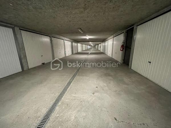 Vous recherchez un appartement où vous pourrez profiter d'un véritable extérieur sans les contraintes d'une maison ?

En exclusivité, découvrez ce superbe T3 au RDC de 68 m², situé dans une résidence récente de 2009, offrant un cadre de vie privilégié avec terrasse couverte de 17 m², jardin privatif de 101 m² et garage fermé en sous-sol

Dès l'entrée, vous serez séduit par une belle pièce de vie lumineuse ouverte sur une cuisine contemporaine entièrement équipée. Les grandes baies vitrées prolongent naturellement le séjour vers la terrasse puis le jardin, créant un véritable espace de vie intérieur/extérieur.

La partie nuit se compose de :
- deux chambres confortables,
- une salle de bains,
- un WC indépendant,
- un dégagement avec de nombreux rangements.

À l'extérieur, profitez d'un jardin entièrement clos, idéal pour les enfants, les repas en famille ou simplement pour se détendre en toute tranquillité.

Les + du bien:
- Résidence récente (2009)
- Climatisation réversible
- Cuisine équipée moderne
- Grande terrasse couverte (17 m²)
- Jardin privatif de 101 m²
- Garage fermé sécurisé
- Faibles charges de copropriété (environ 1 200 €/an)
- Quartier calme et recherché
- Proche commerces, écoles et axes routiers

Un bien rare sur le secteur, offrant le confort d'un appartement avec les avantages d'une maison.

Disponibilité : mi-novembre 2026 (à préciser)

À propos de la copropriété:
- Aucune procédure en cours.
- Copropriété composée de 198 lots.
- Montant prévisionnel des charges annuelles : 1 200 €.

Performance énergétique:
DPE : en cours de réalisation. À titre indicatif, le précédent diagnostic classait le bien en classe C pour la consommation énergétique et en classe D pour les émissions de gaz à effet de serre. Le nouveau DPE sera communiqué dès sa réalisation.

Prix de vente : 275 000 €
Les honoraires d'agence sont à la charge du vendeur.

Les informations sur les risques auxquels ce bien est exposé sont disponibles sur le site Géorisques : www.georisques.gouv.fr.

Annonce présentée par Valentin KOMASA, agent commercial indépendant immatriculé au RSAC de Chambéry sous le n° 995 348 471, agissant pour le compte de BSK Immobilier.