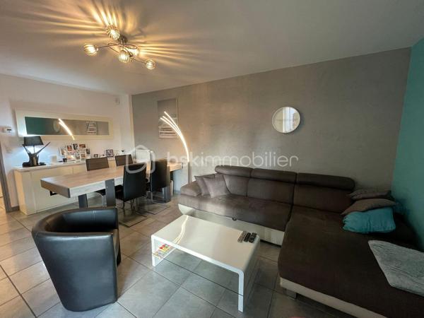 Vous recherchez un appartement où vous pourrez profiter d'un véritable extérieur sans les contraintes d'une maison ?

En exclusivité, découvrez ce superbe T3 au RDC de 68 m², situé dans une résidence récente de 2009, offrant un cadre de vie privilégié avec terrasse couverte de 17 m², jardin privatif de 101 m² et garage fermé en sous-sol

Dès l'entrée, vous serez séduit par une belle pièce de vie lumineuse ouverte sur une cuisine contemporaine entièrement équipée. Les grandes baies vitrées prolongent naturellement le séjour vers la terrasse puis le jardin, créant un véritable espace de vie intérieur/extérieur.

La partie nuit se compose de :
- deux chambres confortables,
- une salle de bains,
- un WC indépendant,
- un dégagement avec de nombreux rangements.

À l'extérieur, profitez d'un jardin entièrement clos, idéal pour les enfants, les repas en famille ou simplement pour se détendre en toute tranquillité.

Les + du bien:
- Résidence récente (2009)
- Climatisation réversible
- Cuisine équipée moderne
- Grande terrasse couverte (17 m²)
- Jardin privatif de 101 m²
- Garage fermé sécurisé
- Faibles charges de copropriété (environ 1 200 €/an)
- Quartier calme et recherché
- Proche commerces, écoles et axes routiers

Un bien rare sur le secteur, offrant le confort d'un appartement avec les avantages d'une maison.

Disponibilité : mi-novembre 2026 (à préciser)

À propos de la copropriété:
- Aucune procédure en cours.
- Copropriété composée de 198 lots.
- Montant prévisionnel des charges annuelles : 1 200 €.

Performance énergétique:
DPE : en cours de réalisation. À titre indicatif, le précédent diagnostic classait le bien en classe C pour la consommation énergétique et en classe D pour les émissions de gaz à effet de serre. Le nouveau DPE sera communiqué dès sa réalisation.

Prix de vente : 275 000 €
Les honoraires d'agence sont à la charge du vendeur.

Les informations sur les risques auxquels ce bien est exposé sont disponibles sur le site Géorisques : www.georisques.gouv.fr.

Annonce présentée par Valentin KOMASA, agent commercial indépendant immatriculé au RSAC de Chambéry sous le n° 995 348 471, agissant pour le compte de BSK Immobilier.