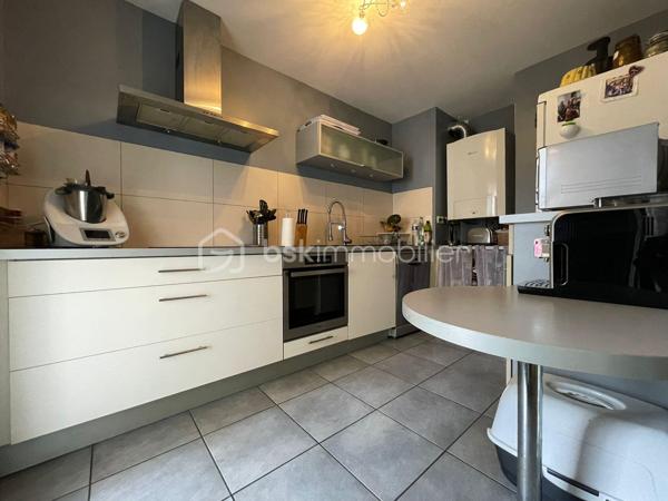 Vous recherchez un appartement où vous pourrez profiter d'un véritable extérieur sans les contraintes d'une maison ?

En exclusivité, découvrez ce superbe T3 au RDC de 68 m², situé dans une résidence récente de 2009, offrant un cadre de vie privilégié avec terrasse couverte de 17 m², jardin privatif de 101 m² et garage fermé en sous-sol

Dès l'entrée, vous serez séduit par une belle pièce de vie lumineuse ouverte sur une cuisine contemporaine entièrement équipée. Les grandes baies vitrées prolongent naturellement le séjour vers la terrasse puis le jardin, créant un véritable espace de vie intérieur/extérieur.

La partie nuit se compose de :
- deux chambres confortables,
- une salle de bains,
- un WC indépendant,
- un dégagement avec de nombreux rangements.

À l'extérieur, profitez d'un jardin entièrement clos, idéal pour les enfants, les repas en famille ou simplement pour se détendre en toute tranquillité.

Les + du bien:
- Résidence récente (2009)
- Climatisation réversible
- Cuisine équipée moderne
- Grande terrasse couverte (17 m²)
- Jardin privatif de 101 m²
- Garage fermé sécurisé
- Faibles charges de copropriété (environ 1 200 €/an)
- Quartier calme et recherché
- Proche commerces, écoles et axes routiers

Un bien rare sur le secteur, offrant le confort d'un appartement avec les avantages d'une maison.

Disponibilité : mi-novembre 2026 (à préciser)

À propos de la copropriété:
- Aucune procédure en cours.
- Copropriété composée de 198 lots.
- Montant prévisionnel des charges annuelles : 1 200 €.

Performance énergétique:
DPE : en cours de réalisation. À titre indicatif, le précédent diagnostic classait le bien en classe C pour la consommation énergétique et en classe D pour les émissions de gaz à effet de serre. Le nouveau DPE sera communiqué dès sa réalisation.

Prix de vente : 275 000 €
Les honoraires d'agence sont à la charge du vendeur.

Les informations sur les risques auxquels ce bien est exposé sont disponibles sur le site Géorisques : www.georisques.gouv.fr.

Annonce présentée par Valentin KOMASA, agent commercial indépendant immatriculé au RSAC de Chambéry sous le n° 995 348 471, agissant pour le compte de BSK Immobilier.
