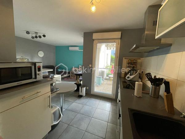 Vous recherchez un appartement où vous pourrez profiter d'un véritable extérieur sans les contraintes d'une maison ?

En exclusivité, découvrez ce superbe T3 au RDC de 68 m², situé dans une résidence récente de 2009, offrant un cadre de vie privilégié avec terrasse couverte de 17 m², jardin privatif de 101 m² et garage fermé en sous-sol

Dès l'entrée, vous serez séduit par une belle pièce de vie lumineuse ouverte sur une cuisine contemporaine entièrement équipée. Les grandes baies vitrées prolongent naturellement le séjour vers la terrasse puis le jardin, créant un véritable espace de vie intérieur/extérieur.

La partie nuit se compose de :
- deux chambres confortables,
- une salle de bains,
- un WC indépendant,
- un dégagement avec de nombreux rangements.

À l'extérieur, profitez d'un jardin entièrement clos, idéal pour les enfants, les repas en famille ou simplement pour se détendre en toute tranquillité.

Les + du bien:
- Résidence récente (2009)
- Climatisation réversible
- Cuisine équipée moderne
- Grande terrasse couverte (17 m²)
- Jardin privatif de 101 m²
- Garage fermé sécurisé
- Faibles charges de copropriété (environ 1 200 €/an)
- Quartier calme et recherché
- Proche commerces, écoles et axes routiers

Un bien rare sur le secteur, offrant le confort d'un appartement avec les avantages d'une maison.

Disponibilité : mi-novembre 2026 (à préciser)

À propos de la copropriété:
- Aucune procédure en cours.
- Copropriété composée de 198 lots.
- Montant prévisionnel des charges annuelles : 1 200 €.

Performance énergétique:
DPE : en cours de réalisation. À titre indicatif, le précédent diagnostic classait le bien en classe C pour la consommation énergétique et en classe D pour les émissions de gaz à effet de serre. Le nouveau DPE sera communiqué dès sa réalisation.

Prix de vente : 275 000 €
Les honoraires d'agence sont à la charge du vendeur.

Les informations sur les risques auxquels ce bien est exposé sont disponibles sur le site Géorisques : www.georisques.gouv.fr.

Annonce présentée par Valentin KOMASA, agent commercial indépendant immatriculé au RSAC de Chambéry sous le n° 995 348 471, agissant pour le compte de BSK Immobilier.