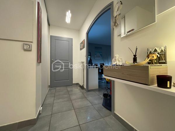 Vous recherchez un appartement où vous pourrez profiter d'un véritable extérieur sans les contraintes d'une maison ?

En exclusivité, découvrez ce superbe T3 au RDC de 68 m², situé dans une résidence récente de 2009, offrant un cadre de vie privilégié avec terrasse couverte de 17 m², jardin privatif de 101 m² et garage fermé en sous-sol

Dès l'entrée, vous serez séduit par une belle pièce de vie lumineuse ouverte sur une cuisine contemporaine entièrement équipée. Les grandes baies vitrées prolongent naturellement le séjour vers la terrasse puis le jardin, créant un véritable espace de vie intérieur/extérieur.

La partie nuit se compose de :
- deux chambres confortables,
- une salle de bains,
- un WC indépendant,
- un dégagement avec de nombreux rangements.

À l'extérieur, profitez d'un jardin entièrement clos, idéal pour les enfants, les repas en famille ou simplement pour se détendre en toute tranquillité.

Les + du bien:
- Résidence récente (2009)
- Climatisation réversible
- Cuisine équipée moderne
- Grande terrasse couverte (17 m²)
- Jardin privatif de 101 m²
- Garage fermé sécurisé
- Faibles charges de copropriété (environ 1 200 €/an)
- Quartier calme et recherché
- Proche commerces, écoles et axes routiers

Un bien rare sur le secteur, offrant le confort d'un appartement avec les avantages d'une maison.

Disponibilité : mi-novembre 2026 (à préciser)

À propos de la copropriété:
- Aucune procédure en cours.
- Copropriété composée de 198 lots.
- Montant prévisionnel des charges annuelles : 1 200 €.

Performance énergétique:
DPE : en cours de réalisation. À titre indicatif, le précédent diagnostic classait le bien en classe C pour la consommation énergétique et en classe D pour les émissions de gaz à effet de serre. Le nouveau DPE sera communiqué dès sa réalisation.

Prix de vente : 275 000 €
Les honoraires d'agence sont à la charge du vendeur.

Les informations sur les risques auxquels ce bien est exposé sont disponibles sur le site Géorisques : www.georisques.gouv.fr.

Annonce présentée par Valentin KOMASA, agent commercial indépendant immatriculé au RSAC de Chambéry sous le n° 995 348 471, agissant pour le compte de BSK Immobilier.