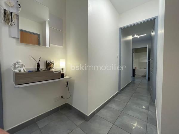 Vous recherchez un appartement où vous pourrez profiter d'un véritable extérieur sans les contraintes d'une maison ?

En exclusivité, découvrez ce superbe T3 au RDC de 68 m², situé dans une résidence récente de 2009, offrant un cadre de vie privilégié avec terrasse couverte de 17 m², jardin privatif de 101 m² et garage fermé en sous-sol

Dès l'entrée, vous serez séduit par une belle pièce de vie lumineuse ouverte sur une cuisine contemporaine entièrement équipée. Les grandes baies vitrées prolongent naturellement le séjour vers la terrasse puis le jardin, créant un véritable espace de vie intérieur/extérieur.

La partie nuit se compose de :
- deux chambres confortables,
- une salle de bains,
- un WC indépendant,
- un dégagement avec de nombreux rangements.

À l'extérieur, profitez d'un jardin entièrement clos, idéal pour les enfants, les repas en famille ou simplement pour se détendre en toute tranquillité.

Les + du bien:
- Résidence récente (2009)
- Climatisation réversible
- Cuisine équipée moderne
- Grande terrasse couverte (17 m²)
- Jardin privatif de 101 m²
- Garage fermé sécurisé
- Faibles charges de copropriété (environ 1 200 €/an)
- Quartier calme et recherché
- Proche commerces, écoles et axes routiers

Un bien rare sur le secteur, offrant le confort d'un appartement avec les avantages d'une maison.

Disponibilité : mi-novembre 2026 (à préciser)

À propos de la copropriété:
- Aucune procédure en cours.
- Copropriété composée de 198 lots.
- Montant prévisionnel des charges annuelles : 1 200 €.

Performance énergétique:
DPE : en cours de réalisation. À titre indicatif, le précédent diagnostic classait le bien en classe C pour la consommation énergétique et en classe D pour les émissions de gaz à effet de serre. Le nouveau DPE sera communiqué dès sa réalisation.

Prix de vente : 275 000 €
Les honoraires d'agence sont à la charge du vendeur.

Les informations sur les risques auxquels ce bien est exposé sont disponibles sur le site Géorisques : www.georisques.gouv.fr.

Annonce présentée par Valentin KOMASA, agent commercial indépendant immatriculé au RSAC de Chambéry sous le n° 995 348 471, agissant pour le compte de BSK Immobilier.
