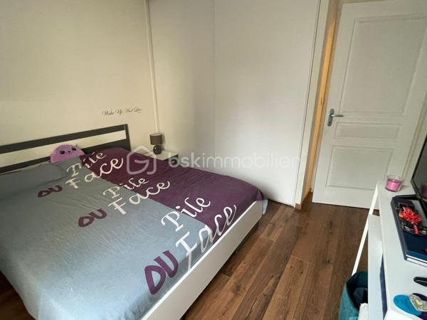 Vous recherchez un appartement où vous pourrez profiter d'un véritable extérieur sans les contraintes d'une maison ?

En exclusivité, découvrez ce superbe T3 au RDC de 68 m², situé dans une résidence récente de 2009, offrant un cadre de vie privilégié avec terrasse couverte de 17 m², jardin privatif de 101 m² et garage fermé en sous-sol

Dès l'entrée, vous serez séduit par une belle pièce de vie lumineuse ouverte sur une cuisine contemporaine entièrement équipée. Les grandes baies vitrées prolongent naturellement le séjour vers la terrasse puis le jardin, créant un véritable espace de vie intérieur/extérieur.

La partie nuit se compose de :
- deux chambres confortables,
- une salle de bains,
- un WC indépendant,
- un dégagement avec de nombreux rangements.

À l'extérieur, profitez d'un jardin entièrement clos, idéal pour les enfants, les repas en famille ou simplement pour se détendre en toute tranquillité.

Les + du bien:
- Résidence récente (2009)
- Climatisation réversible
- Cuisine équipée moderne
- Grande terrasse couverte (17 m²)
- Jardin privatif de 101 m²
- Garage fermé sécurisé
- Faibles charges de copropriété (environ 1 200 €/an)
- Quartier calme et recherché
- Proche commerces, écoles et axes routiers

Un bien rare sur le secteur, offrant le confort d'un appartement avec les avantages d'une maison.

Disponibilité : mi-novembre 2026 (à préciser)

À propos de la copropriété:
- Aucune procédure en cours.
- Copropriété composée de 198 lots.
- Montant prévisionnel des charges annuelles : 1 200 €.

Performance énergétique:
DPE : en cours de réalisation. À titre indicatif, le précédent diagnostic classait le bien en classe C pour la consommation énergétique et en classe D pour les émissions de gaz à effet de serre. Le nouveau DPE sera communiqué dès sa réalisation.

Prix de vente : 275 000 €
Les honoraires d'agence sont à la charge du vendeur.

Les informations sur les risques auxquels ce bien est exposé sont disponibles sur le site Géorisques : www.georisques.gouv.fr.

Annonce présentée par Valentin KOMASA, agent commercial indépendant immatriculé au RSAC de Chambéry sous le n° 995 348 471, agissant pour le compte de BSK Immobilier.