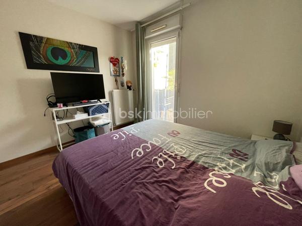 Vous recherchez un appartement où vous pourrez profiter d'un véritable extérieur sans les contraintes d'une maison ?

En exclusivité, découvrez ce superbe T3 au RDC de 68 m², situé dans une résidence récente de 2009, offrant un cadre de vie privilégié avec terrasse couverte de 17 m², jardin privatif de 101 m² et garage fermé en sous-sol

Dès l'entrée, vous serez séduit par une belle pièce de vie lumineuse ouverte sur une cuisine contemporaine entièrement équipée. Les grandes baies vitrées prolongent naturellement le séjour vers la terrasse puis le jardin, créant un véritable espace de vie intérieur/extérieur.

La partie nuit se compose de :
- deux chambres confortables,
- une salle de bains,
- un WC indépendant,
- un dégagement avec de nombreux rangements.

À l'extérieur, profitez d'un jardin entièrement clos, idéal pour les enfants, les repas en famille ou simplement pour se détendre en toute tranquillité.

Les + du bien:
- Résidence récente (2009)
- Climatisation réversible
- Cuisine équipée moderne
- Grande terrasse couverte (17 m²)
- Jardin privatif de 101 m²
- Garage fermé sécurisé
- Faibles charges de copropriété (environ 1 200 €/an)
- Quartier calme et recherché
- Proche commerces, écoles et axes routiers

Un bien rare sur le secteur, offrant le confort d'un appartement avec les avantages d'une maison.

Disponibilité : mi-novembre 2026 (à préciser)

À propos de la copropriété:
- Aucune procédure en cours.
- Copropriété composée de 198 lots.
- Montant prévisionnel des charges annuelles : 1 200 €.

Performance énergétique:
DPE : en cours de réalisation. À titre indicatif, le précédent diagnostic classait le bien en classe C pour la consommation énergétique et en classe D pour les émissions de gaz à effet de serre. Le nouveau DPE sera communiqué dès sa réalisation.

Prix de vente : 275 000 €
Les honoraires d'agence sont à la charge du vendeur.

Les informations sur les risques auxquels ce bien est exposé sont disponibles sur le site Géorisques : www.georisques.gouv.fr.

Annonce présentée par Valentin KOMASA, agent commercial indépendant immatriculé au RSAC de Chambéry sous le n° 995 348 471, agissant pour le compte de BSK Immobilier.