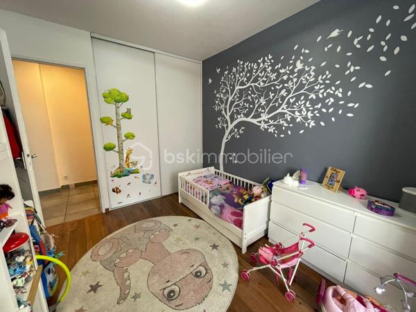 Vous recherchez un appartement où vous pourrez profiter d'un véritable extérieur sans les contraintes d'une maison ?

En exclusivité, découvrez ce superbe T3 au RDC de 68 m², situé dans une résidence récente de 2009, offrant un cadre de vie privilégié avec terrasse couverte de 17 m², jardin privatif de 101 m² et garage fermé en sous-sol

Dès l'entrée, vous serez séduit par une belle pièce de vie lumineuse ouverte sur une cuisine contemporaine entièrement équipée. Les grandes baies vitrées prolongent naturellement le séjour vers la terrasse puis le jardin, créant un véritable espace de vie intérieur/extérieur.

La partie nuit se compose de :
- deux chambres confortables,
- une salle de bains,
- un WC indépendant,
- un dégagement avec de nombreux rangements.

À l'extérieur, profitez d'un jardin entièrement clos, idéal pour les enfants, les repas en famille ou simplement pour se détendre en toute tranquillité.

Les + du bien:
- Résidence récente (2009)
- Climatisation réversible
- Cuisine équipée moderne
- Grande terrasse couverte (17 m²)
- Jardin privatif de 101 m²
- Garage fermé sécurisé
- Faibles charges de copropriété (environ 1 200 €/an)
- Quartier calme et recherché
- Proche commerces, écoles et axes routiers

Un bien rare sur le secteur, offrant le confort d'un appartement avec les avantages d'une maison.

Disponibilité : mi-novembre 2026 (à préciser)

À propos de la copropriété:
- Aucune procédure en cours.
- Copropriété composée de 198 lots.
- Montant prévisionnel des charges annuelles : 1 200 €.

Performance énergétique:
DPE : en cours de réalisation. À titre indicatif, le précédent diagnostic classait le bien en classe C pour la consommation énergétique et en classe D pour les émissions de gaz à effet de serre. Le nouveau DPE sera communiqué dès sa réalisation.

Prix de vente : 275 000 €
Les honoraires d'agence sont à la charge du vendeur.

Les informations sur les risques auxquels ce bien est exposé sont disponibles sur le site Géorisques : www.georisques.gouv.fr.

Annonce présentée par Valentin KOMASA, agent commercial indépendant immatriculé au RSAC de Chambéry sous le n° 995 348 471, agissant pour le compte de BSK Immobilier.