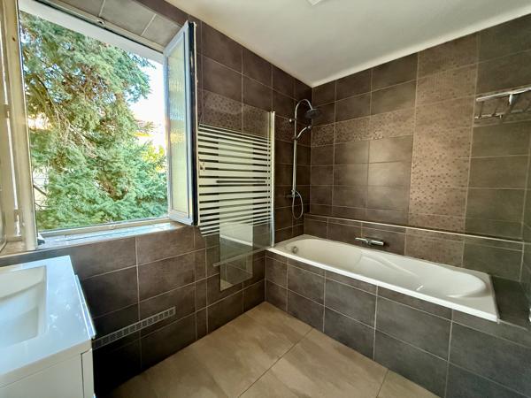 TARARE CENTRE - SPACIEUSE MAISON FAMILIALE DE 4 CHAMBRES AVEC EXTÉRIEUR