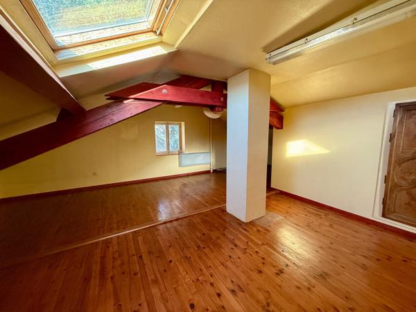 TARARE CENTRE - SPACIEUSE MAISON FAMILIALE DE 4 CHAMBRES AVEC EXTÉRIEUR