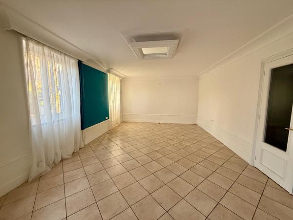 TARARE CENTRE - SPACIEUSE MAISON FAMILIALE DE 4 CHAMBRES AVEC EXTÉRIEUR