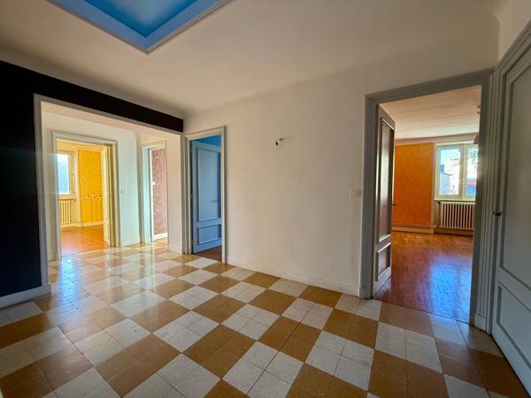 TARARE CENTRE - SPACIEUSE MAISON FAMILIALE DE 4 CHAMBRES AVEC EXTÉRIEUR