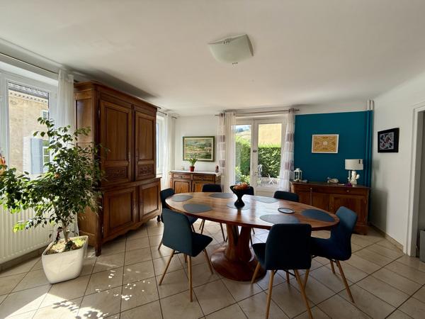 TARARE CENTRE - SPACIEUSE MAISON FAMILIALE DE 4 CHAMBRES AVEC EXTÉRIEUR