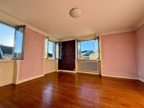 TARARE CENTRE - SPACIEUSE MAISON FAMILIALE DE 4 CHAMBRES AVEC EXTÉRIEUR