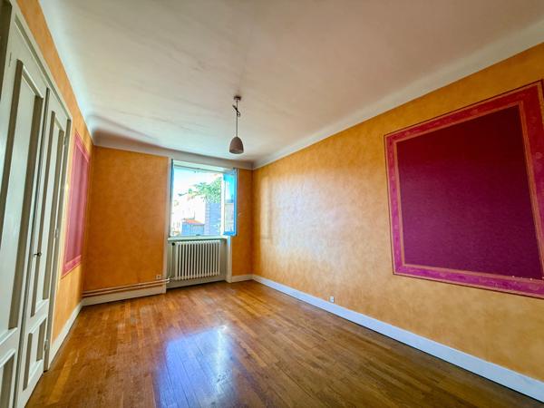 TARARE CENTRE - SPACIEUSE MAISON FAMILIALE DE 4 CHAMBRES AVEC EXTÉRIEUR