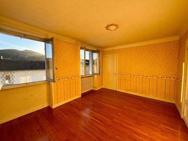 TARARE CENTRE - SPACIEUSE MAISON FAMILIALE DE 4 CHAMBRES AVEC EXTÉRIEUR