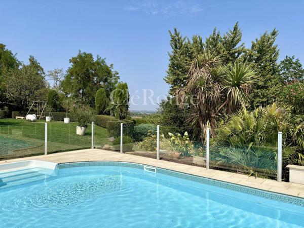 Élégante propriété de caractère avec appartement indépendant, piscine et vues dégagées