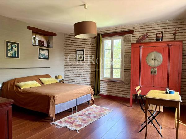 Élégante propriété de caractère avec appartement indépendant, piscine et vues dégagées