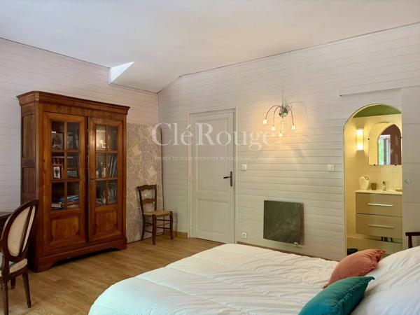 Élégante propriété de caractère avec appartement indépendant, piscine et vues dégagées