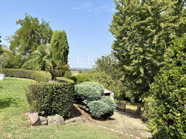 Élégante propriété de caractère avec appartement indépendant, piscine et vues dégagées