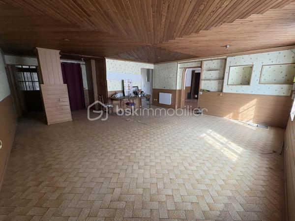 Lucas Lecland vous propose : en plein centre de Ladon, proche des commodités, une grande maison familiale composée : d'une entrée sur un vaste salon/séjour, cuisine, WC, une chambre avec salle d'eau. A l'étage un couloir dessert 5 chambres, une salle de bains avec douche et baignoire, un bureau, un WC. Combles non aménagées. 
A l'extérieur : nombreuses dépendances, porche donnant sur un terrain arboré. 
Possibilité de diviser.
