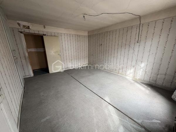 Lucas Lecland vous propose : en plein centre de Ladon, proche des commodités, une grande maison familiale composée : d'une entrée sur un vaste salon/séjour, cuisine, WC, une chambre avec salle d'eau. A l'étage un couloir dessert 5 chambres, une salle de bains avec douche et baignoire, un bureau, un WC. Combles non aménagées. 
A l'extérieur : nombreuses dépendances, porche donnant sur un terrain arboré. 
Possibilité de diviser.