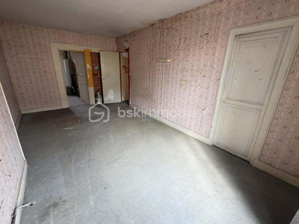 Lucas Lecland vous propose : en plein centre de Ladon, proche des commodités, une grande maison familiale composée : d'une entrée sur un vaste salon/séjour, cuisine, WC, une chambre avec salle d'eau. A l'étage un couloir dessert 5 chambres, une salle de bains avec douche et baignoire, un bureau, un WC. Combles non aménagées. 
A l'extérieur : nombreuses dépendances, porche donnant sur un terrain arboré. 
Possibilité de diviser.