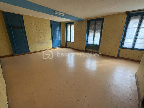 Lucas Lecland vous propose : en plein centre de Ladon, proche des commodités, une grande maison familiale composée : d'une entrée sur un vaste salon/séjour, cuisine, WC, une chambre avec salle d'eau. A l'étage un couloir dessert 5 chambres, une salle de bains avec douche et baignoire, un bureau, un WC. Combles non aménagées. 
A l'extérieur : nombreuses dépendances, porche donnant sur un terrain arboré. 
Possibilité de diviser.