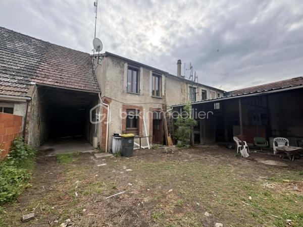 Lucas Lecland vous propose : en plein centre de Ladon, proche des commodités, une grande maison familiale composée : d'une entrée sur un vaste salon/séjour, cuisine, WC, une chambre avec salle d'eau. A l'étage un couloir dessert 5 chambres, une salle de bains avec douche et baignoire, un bureau, un WC. Combles non aménagées. 
A l'extérieur : nombreuses dépendances, porche donnant sur un terrain arboré. 
Possibilité de diviser.