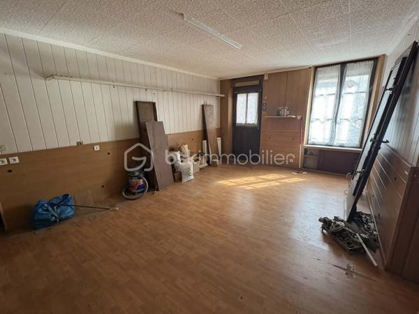 Lucas Lecland vous propose : en plein centre de Ladon, proche des commodités, une grande maison familiale composée : d'une entrée sur un vaste salon/séjour, cuisine, WC, une chambre avec salle d'eau. A l'étage un couloir dessert 5 chambres, une salle de bains avec douche et baignoire, un bureau, un WC. Combles non aménagées. 
A l'extérieur : nombreuses dépendances, porche donnant sur un terrain arboré. 
Possibilité de diviser.