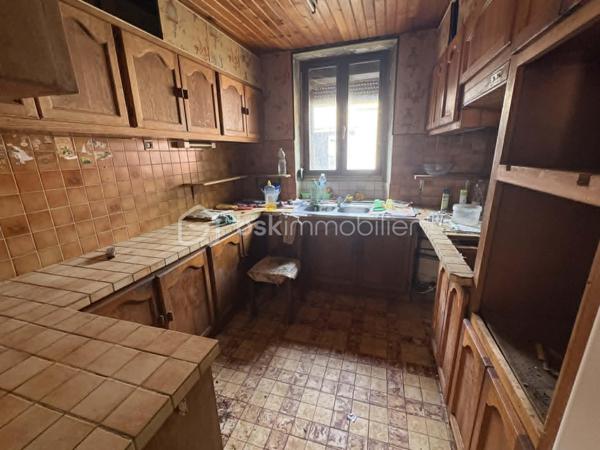 Lucas Lecland vous propose : en plein centre de Ladon, proche des commodités, une grande maison familiale composée : d'une entrée sur un vaste salon/séjour, cuisine, WC, une chambre avec salle d'eau. A l'étage un couloir dessert 5 chambres, une salle de bains avec douche et baignoire, un bureau, un WC. Combles non aménagées. 
A l'extérieur : nombreuses dépendances, porche donnant sur un terrain arboré. 
Possibilité de diviser.