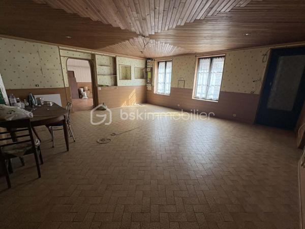 Lucas Lecland vous propose : en plein centre de Ladon, proche des commodités, une grande maison familiale composée : d'une entrée sur un vaste salon/séjour, cuisine, WC, une chambre avec salle d'eau. A l'étage un couloir dessert 5 chambres, une salle de bains avec douche et baignoire, un bureau, un WC. Combles non aménagées. 
A l'extérieur : nombreuses dépendances, porche donnant sur un terrain arboré. 
Possibilité de diviser.