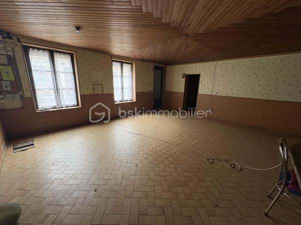 Lucas Lecland vous propose : en plein centre de Ladon, proche des commodités, une grande maison familiale composée : d'une entrée sur un vaste salon/séjour, cuisine, WC, une chambre avec salle d'eau. A l'étage un couloir dessert 5 chambres, une salle de bains avec douche et baignoire, un bureau, un WC. Combles non aménagées. 
A l'extérieur : nombreuses dépendances, porche donnant sur un terrain arboré. 
Possibilité de diviser.