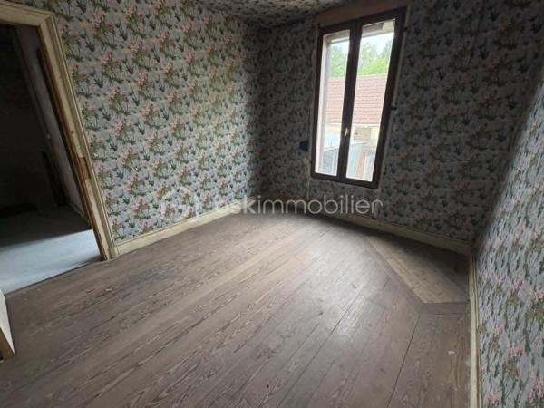 Lucas Lecland vous propose : en plein centre de Ladon, proche des commodités, une grande maison familiale composée : d'une entrée sur un vaste salon/séjour, cuisine, WC, une chambre avec salle d'eau. A l'étage un couloir dessert 5 chambres, une salle de bains avec douche et baignoire, un bureau, un WC. Combles non aménagées. 
A l'extérieur : nombreuses dépendances, porche donnant sur un terrain arboré. 
Possibilité de diviser.