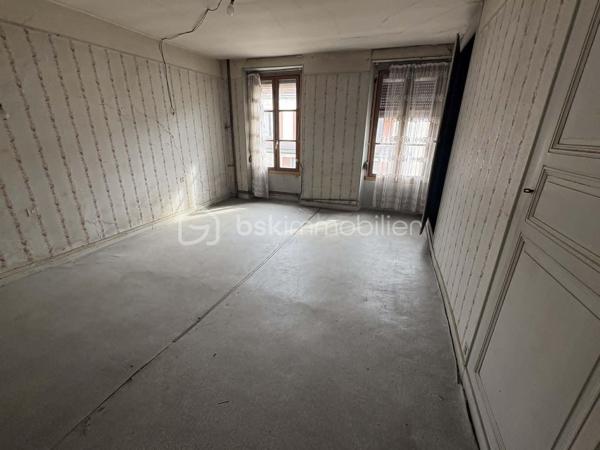 Lucas Lecland vous propose : en plein centre de Ladon, proche des commodités, une grande maison familiale composée : d'une entrée sur un vaste salon/séjour, cuisine, WC, une chambre avec salle d'eau. A l'étage un couloir dessert 5 chambres, une salle de bains avec douche et baignoire, un bureau, un WC. Combles non aménagées. 
A l'extérieur : nombreuses dépendances, porche donnant sur un terrain arboré. 
Possibilité de diviser.