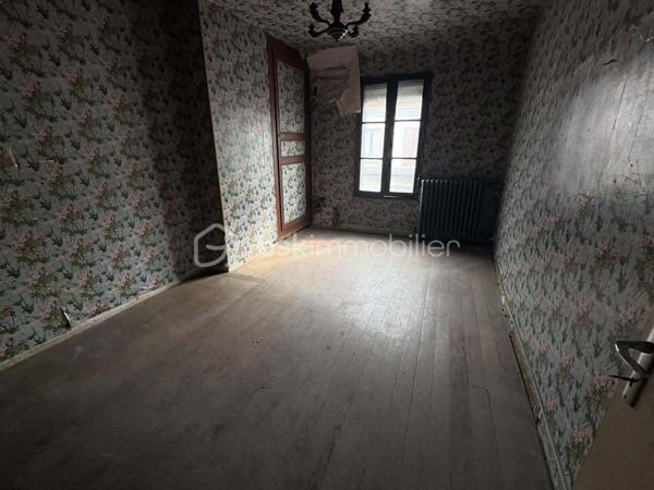 Lucas Lecland vous propose : en plein centre de Ladon, proche des commodités, une grande maison familiale composée : d'une entrée sur un vaste salon/séjour, cuisine, WC, une chambre avec salle d'eau. A l'étage un couloir dessert 5 chambres, une salle de bains avec douche et baignoire, un bureau, un WC. Combles non aménagées. 
A l'extérieur : nombreuses dépendances, porche donnant sur un terrain arboré. 
Possibilité de diviser.