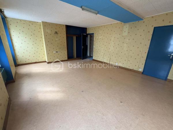 Lucas Lecland vous propose : en plein centre de Ladon, proche des commodités, une grande maison familiale composée : d'une entrée sur un vaste salon/séjour, cuisine, WC, une chambre avec salle d'eau. A l'étage un couloir dessert 5 chambres, une salle de bains avec douche et baignoire, un bureau, un WC. Combles non aménagées. 
A l'extérieur : nombreuses dépendances, porche donnant sur un terrain arboré. 
Possibilité de diviser.