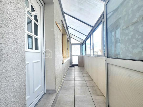 Vous recherchez le calme, l'espace et le confort? Découvrez cette belle maison familiale parfaitement entretenue et refaite à neuf, située dans un secteur paisible de Gien.
Entièrement rénovée, lumineuse et fonctionnelle, cette maison rare sur le secteur combine modernité, espace et praticité.

À 15 minutes à pied du centre commerciale Auchan et seulement Paris 1h30 de Paris en voiture ou en train - un équilibre parfait entre vie paisible et proximité urbaine.

Elle se compose d'une entrée par véranda lumineuse, donnant sur un grand salon-séjour lumineux et convivial équipée d'un poêle à granulé, d'une cuisine aménagée et équipée (de 2022), d'une chambre avec placard intégrée coulissant, d'une salle d'eau moderne avec douche à l'italienne et d'un WC indépendant.

A l'étage, vous trouverez 2 grandes chambres très fonctionnelles, idéales pour une famille ou pour accueillir.

Le sous-sol complet offre de belles possibilités avec un atelier, une pièce technique et une pièce de stockage.

À l'extérieur, le confort se poursuit avec  2 grands garage fermés avec électricité, une grande dépendance pour abrité 2 véhicules également alimenté en électricité, un abri supplémentaire pour le rangement.

Le tout sur un terrain d'environ 1798 m2 entièrement plat et sans vis à vis, agrémenté d'un coin potager et d'un espace paysagé avec bassin pour posson, d'une terrasse, parfait pour profiter des beaux jours.

Les Points Positifs: Menuiserie double vitrage, Portail et portillon électrique avec visiophone, Poêle à granulé, électricité refaite, plomberie refaite, volets roulant électrique et manuel, VMC, nombreuses dépendance et garage, terrain entièrement clos et sans vis à vis, non mitoyenne, tout à l'égout ... 

Idéalement située, la maison se trouve à seulement 15 minutes à pied du centre commerciale Auchan et des commodités (commerces, écoles, lycées, transports ...). Paris est accessible en environ 1h30 en voiture ou en train, ce qui en fait un lieu de vie idéal pour ceux qui recherchent le calme tout en restant proche de la capitale.

Une maison clé en main, idéale pour ceux qui recherchent un bien sans travaux, combinant espace confort et praticité .

Cette maison pleine de charme est idéale pour une famille et/ou une activité professionnelle.

Alors ne tardez pas à me contacter pour plus d'informations ou organiser une visite. Ce bien rare est fait pour vous et est prêt à vous conquérir.

Et pour aller plus loin : bénéficiez d'un accompagnement personnalisé de A à Z  avec la mise en relation avec les meilleurs interlocuteurs financier pour l'acquisition  de votre cocon aux meilleurs offres pour concrétiser sereinement votre projet de financement.

Une visite s'impose !

Contactez-moi dès maintenant pour plus d'informations et organiser une visite.

Je reste à votre disposition.

AVIS DE VALEUR OFFERT