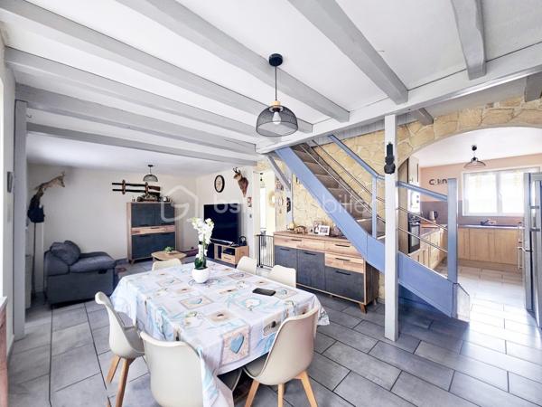Vous recherchez le calme, l'espace et le confort? Découvrez cette belle maison familiale parfaitement entretenue et refaite à neuf, située dans un secteur paisible de Gien.
Entièrement rénovée, lumineuse et fonctionnelle, cette maison rare sur le secteur combine modernité, espace et praticité.

À 15 minutes à pied du centre commerciale Auchan et seulement Paris 1h30 de Paris en voiture ou en train - un équilibre parfait entre vie paisible et proximité urbaine.

Elle se compose d'une entrée par véranda lumineuse, donnant sur un grand salon-séjour lumineux et convivial équipée d'un poêle à granulé, d'une cuisine aménagée et équipée (de 2022), d'une chambre avec placard intégrée coulissant, d'une salle d'eau moderne avec douche à l'italienne et d'un WC indépendant.

A l'étage, vous trouverez 2 grandes chambres très fonctionnelles, idéales pour une famille ou pour accueillir.

Le sous-sol complet offre de belles possibilités avec un atelier, une pièce technique et une pièce de stockage.

À l'extérieur, le confort se poursuit avec  2 grands garage fermés avec électricité, une grande dépendance pour abrité 2 véhicules également alimenté en électricité, un abri supplémentaire pour le rangement.

Le tout sur un terrain d'environ 1798 m2 entièrement plat et sans vis à vis, agrémenté d'un coin potager et d'un espace paysagé avec bassin pour posson, d'une terrasse, parfait pour profiter des beaux jours.

Les Points Positifs: Menuiserie double vitrage, Portail et portillon électrique avec visiophone, Poêle à granulé, électricité refaite, plomberie refaite, volets roulant électrique et manuel, VMC, nombreuses dépendance et garage, terrain entièrement clos et sans vis à vis, non mitoyenne, tout à l'égout ... 

Idéalement située, la maison se trouve à seulement 15 minutes à pied du centre commerciale Auchan et des commodités (commerces, écoles, lycées, transports ...). Paris est accessible en environ 1h30 en voiture ou en train, ce qui en fait un lieu de vie idéal pour ceux qui recherchent le calme tout en restant proche de la capitale.

Une maison clé en main, idéale pour ceux qui recherchent un bien sans travaux, combinant espace confort et praticité .

Cette maison pleine de charme est idéale pour une famille et/ou une activité professionnelle.

Alors ne tardez pas à me contacter pour plus d'informations ou organiser une visite. Ce bien rare est fait pour vous et est prêt à vous conquérir.

Et pour aller plus loin : bénéficiez d'un accompagnement personnalisé de A à Z  avec la mise en relation avec les meilleurs interlocuteurs financier pour l'acquisition  de votre cocon aux meilleurs offres pour concrétiser sereinement votre projet de financement.

Une visite s'impose !

Contactez-moi dès maintenant pour plus d'informations et organiser une visite.

Je reste à votre disposition.

AVIS DE VALEUR OFFERT