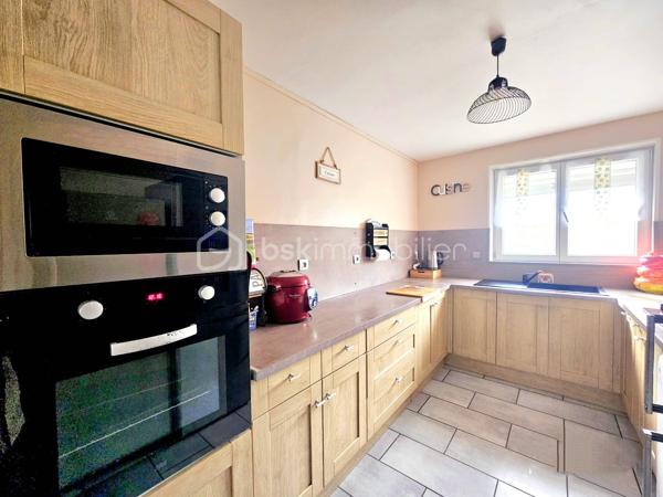 Vous recherchez le calme, l'espace et le confort? Découvrez cette belle maison familiale parfaitement entretenue et refaite à neuf, située dans un secteur paisible de Gien.
Entièrement rénovée, lumineuse et fonctionnelle, cette maison rare sur le secteur combine modernité, espace et praticité.

À 15 minutes à pied du centre commerciale Auchan et seulement Paris 1h30 de Paris en voiture ou en train - un équilibre parfait entre vie paisible et proximité urbaine.

Elle se compose d'une entrée par véranda lumineuse, donnant sur un grand salon-séjour lumineux et convivial équipée d'un poêle à granulé, d'une cuisine aménagée et équipée (de 2022), d'une chambre avec placard intégrée coulissant, d'une salle d'eau moderne avec douche à l'italienne et d'un WC indépendant.

A l'étage, vous trouverez 2 grandes chambres très fonctionnelles, idéales pour une famille ou pour accueillir.

Le sous-sol complet offre de belles possibilités avec un atelier, une pièce technique et une pièce de stockage.

À l'extérieur, le confort se poursuit avec  2 grands garage fermés avec électricité, une grande dépendance pour abrité 2 véhicules également alimenté en électricité, un abri supplémentaire pour le rangement.

Le tout sur un terrain d'environ 1798 m2 entièrement plat et sans vis à vis, agrémenté d'un coin potager et d'un espace paysagé avec bassin pour posson, d'une terrasse, parfait pour profiter des beaux jours.

Les Points Positifs: Menuiserie double vitrage, Portail et portillon électrique avec visiophone, Poêle à granulé, électricité refaite, plomberie refaite, volets roulant électrique et manuel, VMC, nombreuses dépendance et garage, terrain entièrement clos et sans vis à vis, non mitoyenne, tout à l'égout ... 

Idéalement située, la maison se trouve à seulement 15 minutes à pied du centre commerciale Auchan et des commodités (commerces, écoles, lycées, transports ...). Paris est accessible en environ 1h30 en voiture ou en train, ce qui en fait un lieu de vie idéal pour ceux qui recherchent le calme tout en restant proche de la capitale.

Une maison clé en main, idéale pour ceux qui recherchent un bien sans travaux, combinant espace confort et praticité .

Cette maison pleine de charme est idéale pour une famille et/ou une activité professionnelle.

Alors ne tardez pas à me contacter pour plus d'informations ou organiser une visite. Ce bien rare est fait pour vous et est prêt à vous conquérir.

Et pour aller plus loin : bénéficiez d'un accompagnement personnalisé de A à Z  avec la mise en relation avec les meilleurs interlocuteurs financier pour l'acquisition  de votre cocon aux meilleurs offres pour concrétiser sereinement votre projet de financement.

Une visite s'impose !

Contactez-moi dès maintenant pour plus d'informations et organiser une visite.

Je reste à votre disposition.

AVIS DE VALEUR OFFERT