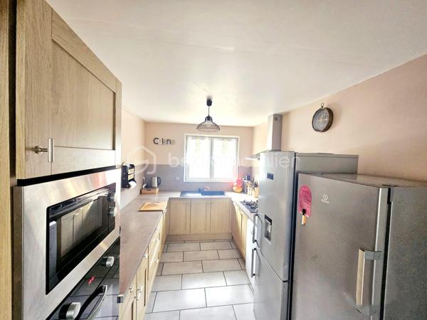 Vous recherchez le calme, l'espace et le confort? Découvrez cette belle maison familiale parfaitement entretenue et refaite à neuf, située dans un secteur paisible de Gien.
Entièrement rénovée, lumineuse et fonctionnelle, cette maison rare sur le secteur combine modernité, espace et praticité.

À 15 minutes à pied du centre commerciale Auchan et seulement Paris 1h30 de Paris en voiture ou en train - un équilibre parfait entre vie paisible et proximité urbaine.

Elle se compose d'une entrée par véranda lumineuse, donnant sur un grand salon-séjour lumineux et convivial équipée d'un poêle à granulé, d'une cuisine aménagée et équipée (de 2022), d'une chambre avec placard intégrée coulissant, d'une salle d'eau moderne avec douche à l'italienne et d'un WC indépendant.

A l'étage, vous trouverez 2 grandes chambres très fonctionnelles, idéales pour une famille ou pour accueillir.

Le sous-sol complet offre de belles possibilités avec un atelier, une pièce technique et une pièce de stockage.

À l'extérieur, le confort se poursuit avec  2 grands garage fermés avec électricité, une grande dépendance pour abrité 2 véhicules également alimenté en électricité, un abri supplémentaire pour le rangement.

Le tout sur un terrain d'environ 1798 m2 entièrement plat et sans vis à vis, agrémenté d'un coin potager et d'un espace paysagé avec bassin pour posson, d'une terrasse, parfait pour profiter des beaux jours.

Les Points Positifs: Menuiserie double vitrage, Portail et portillon électrique avec visiophone, Poêle à granulé, électricité refaite, plomberie refaite, volets roulant électrique et manuel, VMC, nombreuses dépendance et garage, terrain entièrement clos et sans vis à vis, non mitoyenne, tout à l'égout ... 

Idéalement située, la maison se trouve à seulement 15 minutes à pied du centre commerciale Auchan et des commodités (commerces, écoles, lycées, transports ...). Paris est accessible en environ 1h30 en voiture ou en train, ce qui en fait un lieu de vie idéal pour ceux qui recherchent le calme tout en restant proche de la capitale.

Une maison clé en main, idéale pour ceux qui recherchent un bien sans travaux, combinant espace confort et praticité .

Cette maison pleine de charme est idéale pour une famille et/ou une activité professionnelle.

Alors ne tardez pas à me contacter pour plus d'informations ou organiser une visite. Ce bien rare est fait pour vous et est prêt à vous conquérir.

Et pour aller plus loin : bénéficiez d'un accompagnement personnalisé de A à Z  avec la mise en relation avec les meilleurs interlocuteurs financier pour l'acquisition  de votre cocon aux meilleurs offres pour concrétiser sereinement votre projet de financement.

Une visite s'impose !

Contactez-moi dès maintenant pour plus d'informations et organiser une visite.

Je reste à votre disposition.

AVIS DE VALEUR OFFERT