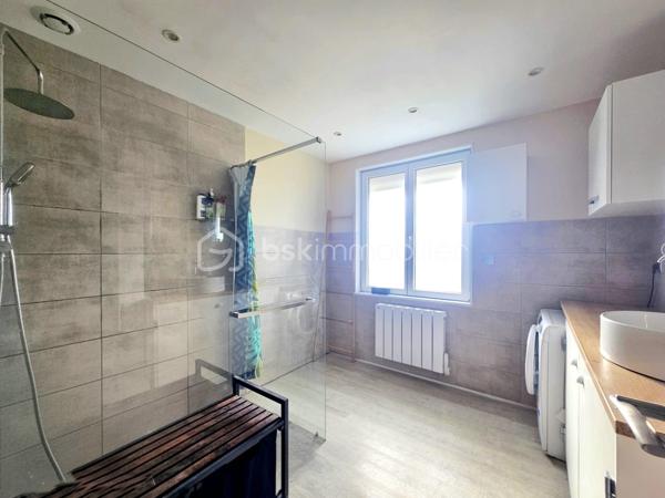 Vous recherchez le calme, l'espace et le confort? Découvrez cette belle maison familiale parfaitement entretenue et refaite à neuf, située dans un secteur paisible de Gien.
Entièrement rénovée, lumineuse et fonctionnelle, cette maison rare sur le secteur combine modernité, espace et praticité.

À 15 minutes à pied du centre commerciale Auchan et seulement Paris 1h30 de Paris en voiture ou en train - un équilibre parfait entre vie paisible et proximité urbaine.

Elle se compose d'une entrée par véranda lumineuse, donnant sur un grand salon-séjour lumineux et convivial équipée d'un poêle à granulé, d'une cuisine aménagée et équipée (de 2022), d'une chambre avec placard intégrée coulissant, d'une salle d'eau moderne avec douche à l'italienne et d'un WC indépendant.

A l'étage, vous trouverez 2 grandes chambres très fonctionnelles, idéales pour une famille ou pour accueillir.

Le sous-sol complet offre de belles possibilités avec un atelier, une pièce technique et une pièce de stockage.

À l'extérieur, le confort se poursuit avec  2 grands garage fermés avec électricité, une grande dépendance pour abrité 2 véhicules également alimenté en électricité, un abri supplémentaire pour le rangement.

Le tout sur un terrain d'environ 1798 m2 entièrement plat et sans vis à vis, agrémenté d'un coin potager et d'un espace paysagé avec bassin pour posson, d'une terrasse, parfait pour profiter des beaux jours.

Les Points Positifs: Menuiserie double vitrage, Portail et portillon électrique avec visiophone, Poêle à granulé, électricité refaite, plomberie refaite, volets roulant électrique et manuel, VMC, nombreuses dépendance et garage, terrain entièrement clos et sans vis à vis, non mitoyenne, tout à l'égout ... 

Idéalement située, la maison se trouve à seulement 15 minutes à pied du centre commerciale Auchan et des commodités (commerces, écoles, lycées, transports ...). Paris est accessible en environ 1h30 en voiture ou en train, ce qui en fait un lieu de vie idéal pour ceux qui recherchent le calme tout en restant proche de la capitale.

Une maison clé en main, idéale pour ceux qui recherchent un bien sans travaux, combinant espace confort et praticité .

Cette maison pleine de charme est idéale pour une famille et/ou une activité professionnelle.

Alors ne tardez pas à me contacter pour plus d'informations ou organiser une visite. Ce bien rare est fait pour vous et est prêt à vous conquérir.

Et pour aller plus loin : bénéficiez d'un accompagnement personnalisé de A à Z  avec la mise en relation avec les meilleurs interlocuteurs financier pour l'acquisition  de votre cocon aux meilleurs offres pour concrétiser sereinement votre projet de financement.

Une visite s'impose !

Contactez-moi dès maintenant pour plus d'informations et organiser une visite.

Je reste à votre disposition.

AVIS DE VALEUR OFFERT