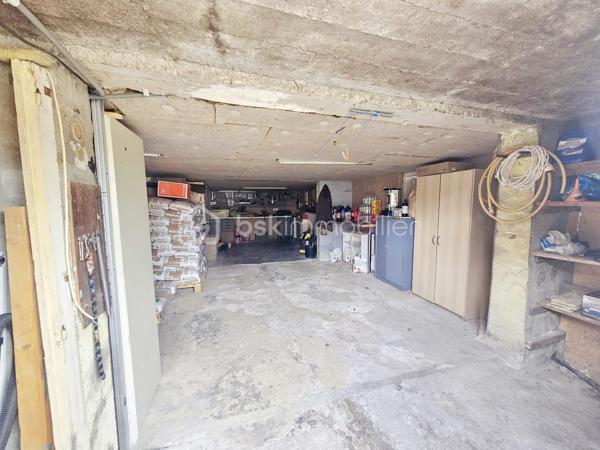 Vous recherchez le calme, l'espace et le confort? Découvrez cette belle maison familiale parfaitement entretenue et refaite à neuf, située dans un secteur paisible de Gien.
Entièrement rénovée, lumineuse et fonctionnelle, cette maison rare sur le secteur combine modernité, espace et praticité.

À 15 minutes à pied du centre commerciale Auchan et seulement Paris 1h30 de Paris en voiture ou en train - un équilibre parfait entre vie paisible et proximité urbaine.

Elle se compose d'une entrée par véranda lumineuse, donnant sur un grand salon-séjour lumineux et convivial équipée d'un poêle à granulé, d'une cuisine aménagée et équipée (de 2022), d'une chambre avec placard intégrée coulissant, d'une salle d'eau moderne avec douche à l'italienne et d'un WC indépendant.

A l'étage, vous trouverez 2 grandes chambres très fonctionnelles, idéales pour une famille ou pour accueillir.

Le sous-sol complet offre de belles possibilités avec un atelier, une pièce technique et une pièce de stockage.

À l'extérieur, le confort se poursuit avec  2 grands garage fermés avec électricité, une grande dépendance pour abrité 2 véhicules également alimenté en électricité, un abri supplémentaire pour le rangement.

Le tout sur un terrain d'environ 1798 m2 entièrement plat et sans vis à vis, agrémenté d'un coin potager et d'un espace paysagé avec bassin pour posson, d'une terrasse, parfait pour profiter des beaux jours.

Les Points Positifs: Menuiserie double vitrage, Portail et portillon électrique avec visiophone, Poêle à granulé, électricité refaite, plomberie refaite, volets roulant électrique et manuel, VMC, nombreuses dépendance et garage, terrain entièrement clos et sans vis à vis, non mitoyenne, tout à l'égout ... 

Idéalement située, la maison se trouve à seulement 15 minutes à pied du centre commerciale Auchan et des commodités (commerces, écoles, lycées, transports ...). Paris est accessible en environ 1h30 en voiture ou en train, ce qui en fait un lieu de vie idéal pour ceux qui recherchent le calme tout en restant proche de la capitale.

Une maison clé en main, idéale pour ceux qui recherchent un bien sans travaux, combinant espace confort et praticité .

Cette maison pleine de charme est idéale pour une famille et/ou une activité professionnelle.

Alors ne tardez pas à me contacter pour plus d'informations ou organiser une visite. Ce bien rare est fait pour vous et est prêt à vous conquérir.

Et pour aller plus loin : bénéficiez d'un accompagnement personnalisé de A à Z  avec la mise en relation avec les meilleurs interlocuteurs financier pour l'acquisition  de votre cocon aux meilleurs offres pour concrétiser sereinement votre projet de financement.

Une visite s'impose !

Contactez-moi dès maintenant pour plus d'informations et organiser une visite.

Je reste à votre disposition.

AVIS DE VALEUR OFFERT