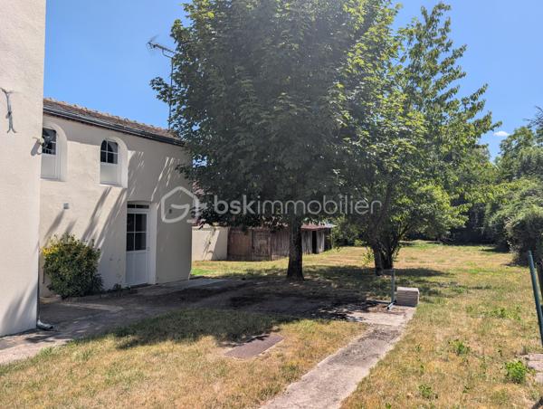 Emplacement idéal, vie à pied et potentiel évolutif !

Vous recherchez le parfait compromis entre la tranquillité d'une vie de village et la proximité immédiate des commodités ? Laissez-vous séduire par cette  maison de ville située au cœur de Saint-Germain-des-Prés.

Ici, tout est à portée de main : boulangerie, épicerie, bar-tabac, ainsi que les écoles (maternelle et élémentaire). Pour les plus grands, les transports scolaires et privés sont accessibles à pied. Une vraie vie de famille simplifiée au quotidien !
Les points forts du bien :
Beaux volumes : Une maison spacieuse et lumineuse répartie sur deux niveaux.

Vie de plain-pied possible : Rez-de-chaussée parfaitement aménagé avec chambre et salle de bain.

Confort urbain : Raccordée au tout-à-l'égout (assainissement collectif).

Extérieur : Un terrain agréable pour profiter des beaux jours en toute intimité.

Description du bien :
Au rez-de-chaussée :
L'entrée vous mène vers une vaste cuisine d'un côté et un salon séjour tout aussi spacieux de l'autre, parfaits pour recevoir. Une pièce de transition dessert une chambre , une salle de bain  et un WC séparé.

À l'étage :
L'espace nuit se compose de 4  chambres . Dans le prolongement, un  grenier offre un potentiel : vous pourrez facilement y créer deux pièces  selon vos besoins .

Le + "Projection" : Chauffage électrique performant. Pour vous aider à imaginer tout le potentiel de cette maison, des visuels d'aménagement virtuel (IA) ont été intégrés aux photos. Laissez vous inspirer !

Contactez moi !
Ne manquez pas cette opportunité , idéale pour une famille ou un projet de vie.