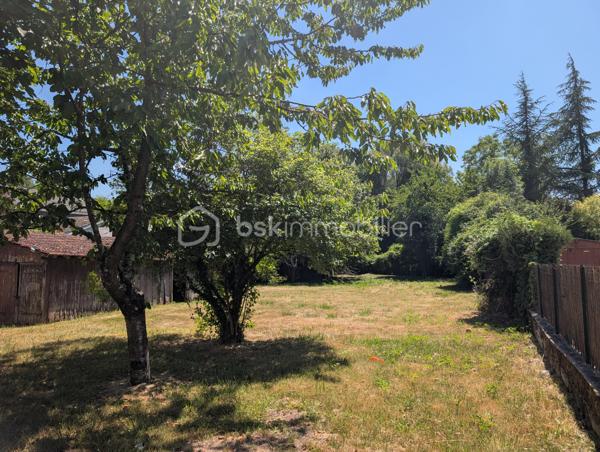 Emplacement idéal, vie à pied et potentiel évolutif !

Vous recherchez le parfait compromis entre la tranquillité d'une vie de village et la proximité immédiate des commodités ? Laissez-vous séduire par cette  maison de ville située au cœur de Saint-Germain-des-Prés.

Ici, tout est à portée de main : boulangerie, épicerie, bar-tabac, ainsi que les écoles (maternelle et élémentaire). Pour les plus grands, les transports scolaires et privés sont accessibles à pied. Une vraie vie de famille simplifiée au quotidien !
Les points forts du bien :
Beaux volumes : Une maison spacieuse et lumineuse répartie sur deux niveaux.

Vie de plain-pied possible : Rez-de-chaussée parfaitement aménagé avec chambre et salle de bain.

Confort urbain : Raccordée au tout-à-l'égout (assainissement collectif).

Extérieur : Un terrain agréable pour profiter des beaux jours en toute intimité.

Description du bien :
Au rez-de-chaussée :
L'entrée vous mène vers une vaste cuisine d'un côté et un salon séjour tout aussi spacieux de l'autre, parfaits pour recevoir. Une pièce de transition dessert une chambre , une salle de bain  et un WC séparé.

À l'étage :
L'espace nuit se compose de 4  chambres . Dans le prolongement, un  grenier offre un potentiel : vous pourrez facilement y créer deux pièces  selon vos besoins .

Le + "Projection" : Chauffage électrique performant. Pour vous aider à imaginer tout le potentiel de cette maison, des visuels d'aménagement virtuel (IA) ont été intégrés aux photos. Laissez vous inspirer !

Contactez moi !
Ne manquez pas cette opportunité , idéale pour une famille ou un projet de vie.
