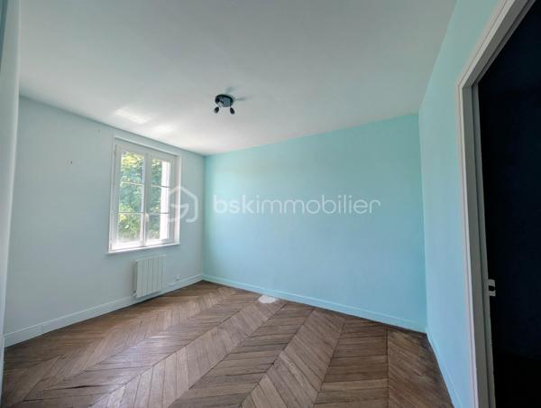 Emplacement idéal, vie à pied et potentiel évolutif !

Vous recherchez le parfait compromis entre la tranquillité d'une vie de village et la proximité immédiate des commodités ? Laissez-vous séduire par cette  maison de ville située au cœur de Saint-Germain-des-Prés.

Ici, tout est à portée de main : boulangerie, épicerie, bar-tabac, ainsi que les écoles (maternelle et élémentaire). Pour les plus grands, les transports scolaires et privés sont accessibles à pied. Une vraie vie de famille simplifiée au quotidien !
Les points forts du bien :
Beaux volumes : Une maison spacieuse et lumineuse répartie sur deux niveaux.

Vie de plain-pied possible : Rez-de-chaussée parfaitement aménagé avec chambre et salle de bain.

Confort urbain : Raccordée au tout-à-l'égout (assainissement collectif).

Extérieur : Un terrain agréable pour profiter des beaux jours en toute intimité.

Description du bien :
Au rez-de-chaussée :
L'entrée vous mène vers une vaste cuisine d'un côté et un salon séjour tout aussi spacieux de l'autre, parfaits pour recevoir. Une pièce de transition dessert une chambre , une salle de bain  et un WC séparé.

À l'étage :
L'espace nuit se compose de 4  chambres . Dans le prolongement, un  grenier offre un potentiel : vous pourrez facilement y créer deux pièces  selon vos besoins .

Le + "Projection" : Chauffage électrique performant. Pour vous aider à imaginer tout le potentiel de cette maison, des visuels d'aménagement virtuel (IA) ont été intégrés aux photos. Laissez vous inspirer !

Contactez moi !
Ne manquez pas cette opportunité , idéale pour une famille ou un projet de vie.
