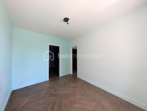 Emplacement idéal, vie à pied et potentiel évolutif !

Vous recherchez le parfait compromis entre la tranquillité d'une vie de village et la proximité immédiate des commodités ? Laissez-vous séduire par cette  maison de ville située au cœur de Saint-Germain-des-Prés.

Ici, tout est à portée de main : boulangerie, épicerie, bar-tabac, ainsi que les écoles (maternelle et élémentaire). Pour les plus grands, les transports scolaires et privés sont accessibles à pied. Une vraie vie de famille simplifiée au quotidien !
Les points forts du bien :
Beaux volumes : Une maison spacieuse et lumineuse répartie sur deux niveaux.

Vie de plain-pied possible : Rez-de-chaussée parfaitement aménagé avec chambre et salle de bain.

Confort urbain : Raccordée au tout-à-l'égout (assainissement collectif).

Extérieur : Un terrain agréable pour profiter des beaux jours en toute intimité.

Description du bien :
Au rez-de-chaussée :
L'entrée vous mène vers une vaste cuisine d'un côté et un salon séjour tout aussi spacieux de l'autre, parfaits pour recevoir. Une pièce de transition dessert une chambre , une salle de bain  et un WC séparé.

À l'étage :
L'espace nuit se compose de 4  chambres . Dans le prolongement, un  grenier offre un potentiel : vous pourrez facilement y créer deux pièces  selon vos besoins .

Le + "Projection" : Chauffage électrique performant. Pour vous aider à imaginer tout le potentiel de cette maison, des visuels d'aménagement virtuel (IA) ont été intégrés aux photos. Laissez vous inspirer !

Contactez moi !
Ne manquez pas cette opportunité , idéale pour une famille ou un projet de vie.