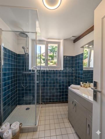 Emplacement idéal, vie à pied et potentiel évolutif !

Vous recherchez le parfait compromis entre la tranquillité d'une vie de village et la proximité immédiate des commodités ? Laissez-vous séduire par cette  maison de ville située au cœur de Saint-Germain-des-Prés.

Ici, tout est à portée de main : boulangerie, épicerie, bar-tabac, ainsi que les écoles (maternelle et élémentaire). Pour les plus grands, les transports scolaires et privés sont accessibles à pied. Une vraie vie de famille simplifiée au quotidien !
Les points forts du bien :
Beaux volumes : Une maison spacieuse et lumineuse répartie sur deux niveaux.

Vie de plain-pied possible : Rez-de-chaussée parfaitement aménagé avec chambre et salle de bain.

Confort urbain : Raccordée au tout-à-l'égout (assainissement collectif).

Extérieur : Un terrain agréable pour profiter des beaux jours en toute intimité.

Description du bien :
Au rez-de-chaussée :
L'entrée vous mène vers une vaste cuisine d'un côté et un salon séjour tout aussi spacieux de l'autre, parfaits pour recevoir. Une pièce de transition dessert une chambre , une salle de bain  et un WC séparé.

À l'étage :
L'espace nuit se compose de 4  chambres . Dans le prolongement, un  grenier offre un potentiel : vous pourrez facilement y créer deux pièces  selon vos besoins .

Le + "Projection" : Chauffage électrique performant. Pour vous aider à imaginer tout le potentiel de cette maison, des visuels d'aménagement virtuel (IA) ont été intégrés aux photos. Laissez vous inspirer !

Contactez moi !
Ne manquez pas cette opportunité , idéale pour une famille ou un projet de vie.