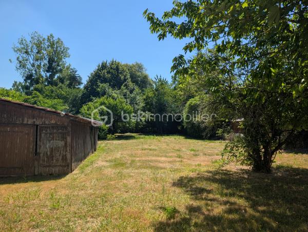 Emplacement idéal, vie à pied et potentiel évolutif !

Vous recherchez le parfait compromis entre la tranquillité d'une vie de village et la proximité immédiate des commodités ? Laissez-vous séduire par cette  maison de ville située au cœur de Saint-Germain-des-Prés.

Ici, tout est à portée de main : boulangerie, épicerie, bar-tabac, ainsi que les écoles (maternelle et élémentaire). Pour les plus grands, les transports scolaires et privés sont accessibles à pied. Une vraie vie de famille simplifiée au quotidien !
Les points forts du bien :
Beaux volumes : Une maison spacieuse et lumineuse répartie sur deux niveaux.

Vie de plain-pied possible : Rez-de-chaussée parfaitement aménagé avec chambre et salle de bain.

Confort urbain : Raccordée au tout-à-l'égout (assainissement collectif).

Extérieur : Un terrain agréable pour profiter des beaux jours en toute intimité.

Description du bien :
Au rez-de-chaussée :
L'entrée vous mène vers une vaste cuisine d'un côté et un salon séjour tout aussi spacieux de l'autre, parfaits pour recevoir. Une pièce de transition dessert une chambre , une salle de bain  et un WC séparé.

À l'étage :
L'espace nuit se compose de 4  chambres . Dans le prolongement, un  grenier offre un potentiel : vous pourrez facilement y créer deux pièces  selon vos besoins .

Le + "Projection" : Chauffage électrique performant. Pour vous aider à imaginer tout le potentiel de cette maison, des visuels d'aménagement virtuel (IA) ont été intégrés aux photos. Laissez vous inspirer !

Contactez moi !
Ne manquez pas cette opportunité , idéale pour une famille ou un projet de vie.