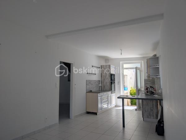 Emplacement idéal, vie à pied et potentiel évolutif !

Vous recherchez le parfait compromis entre la tranquillité d'une vie de village et la proximité immédiate des commodités ? Laissez-vous séduire par cette  maison de ville située au cœur de Saint-Germain-des-Prés.

Ici, tout est à portée de main : boulangerie, épicerie, bar-tabac, ainsi que les écoles (maternelle et élémentaire). Pour les plus grands, les transports scolaires et privés sont accessibles à pied. Une vraie vie de famille simplifiée au quotidien !
Les points forts du bien :
Beaux volumes : Une maison spacieuse et lumineuse répartie sur deux niveaux.

Vie de plain-pied possible : Rez-de-chaussée parfaitement aménagé avec chambre et salle de bain.

Confort urbain : Raccordée au tout-à-l'égout (assainissement collectif).

Extérieur : Un terrain agréable pour profiter des beaux jours en toute intimité.

Description du bien :
Au rez-de-chaussée :
L'entrée vous mène vers une vaste cuisine d'un côté et un salon séjour tout aussi spacieux de l'autre, parfaits pour recevoir. Une pièce de transition dessert une chambre , une salle de bain  et un WC séparé.

À l'étage :
L'espace nuit se compose de 4  chambres . Dans le prolongement, un  grenier offre un potentiel : vous pourrez facilement y créer deux pièces  selon vos besoins .

Le + "Projection" : Chauffage électrique performant. Pour vous aider à imaginer tout le potentiel de cette maison, des visuels d'aménagement virtuel (IA) ont été intégrés aux photos. Laissez vous inspirer !

Contactez moi !
Ne manquez pas cette opportunité , idéale pour une famille ou un projet de vie.