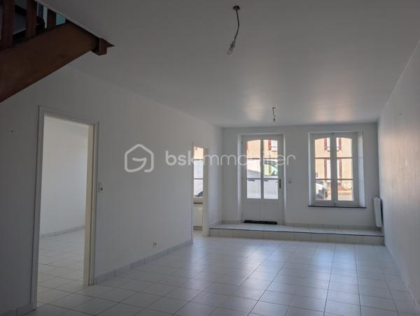 Emplacement idéal, vie à pied et potentiel évolutif !

Vous recherchez le parfait compromis entre la tranquillité d'une vie de village et la proximité immédiate des commodités ? Laissez-vous séduire par cette  maison de ville située au cœur de Saint-Germain-des-Prés.

Ici, tout est à portée de main : boulangerie, épicerie, bar-tabac, ainsi que les écoles (maternelle et élémentaire). Pour les plus grands, les transports scolaires et privés sont accessibles à pied. Une vraie vie de famille simplifiée au quotidien !
Les points forts du bien :
Beaux volumes : Une maison spacieuse et lumineuse répartie sur deux niveaux.

Vie de plain-pied possible : Rez-de-chaussée parfaitement aménagé avec chambre et salle de bain.

Confort urbain : Raccordée au tout-à-l'égout (assainissement collectif).

Extérieur : Un terrain agréable pour profiter des beaux jours en toute intimité.

Description du bien :
Au rez-de-chaussée :
L'entrée vous mène vers une vaste cuisine d'un côté et un salon séjour tout aussi spacieux de l'autre, parfaits pour recevoir. Une pièce de transition dessert une chambre , une salle de bain  et un WC séparé.

À l'étage :
L'espace nuit se compose de 4  chambres . Dans le prolongement, un  grenier offre un potentiel : vous pourrez facilement y créer deux pièces  selon vos besoins .

Le + "Projection" : Chauffage électrique performant. Pour vous aider à imaginer tout le potentiel de cette maison, des visuels d'aménagement virtuel (IA) ont été intégrés aux photos. Laissez vous inspirer !

Contactez moi !
Ne manquez pas cette opportunité , idéale pour une famille ou un projet de vie.